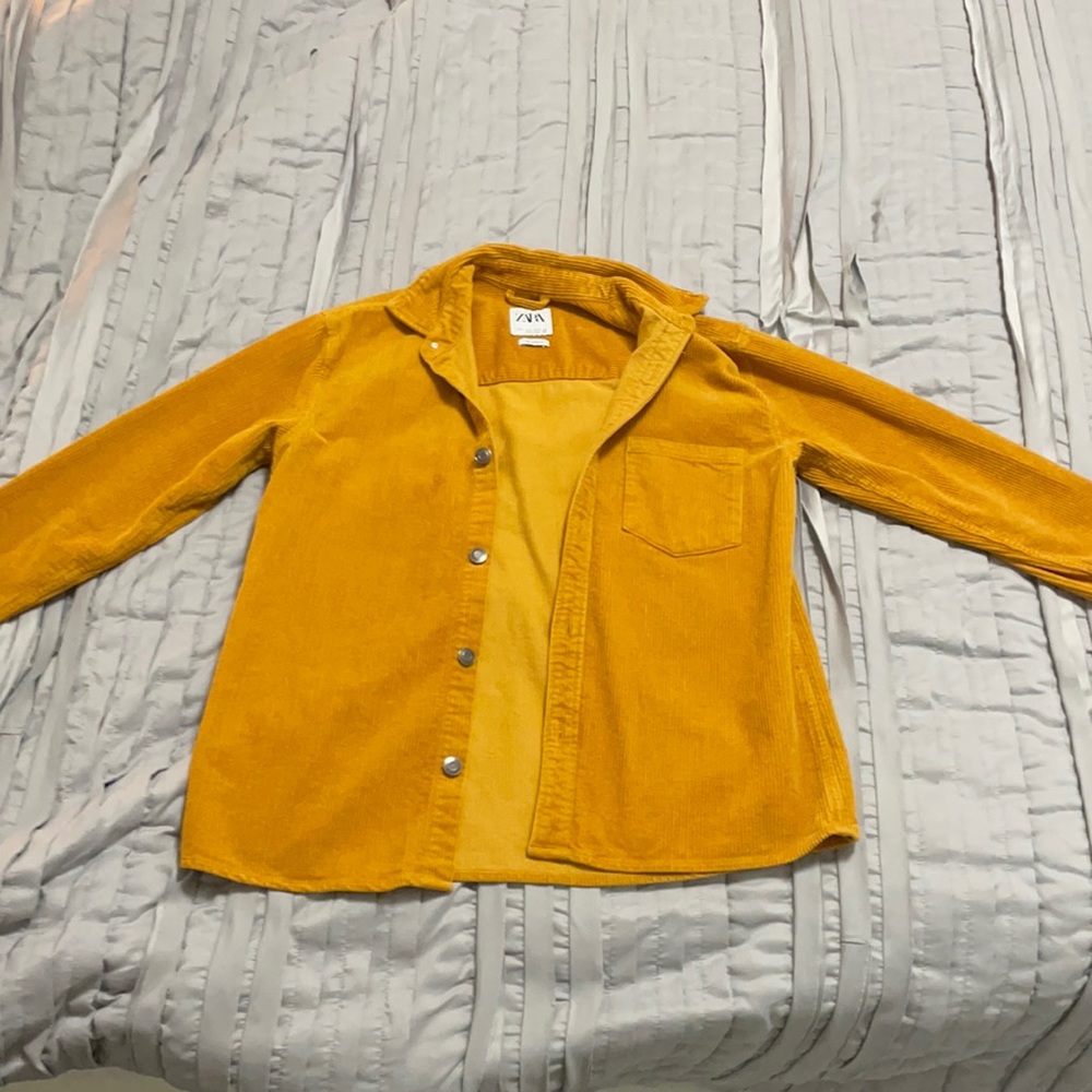 Yellow jacket in great condition. Unisex